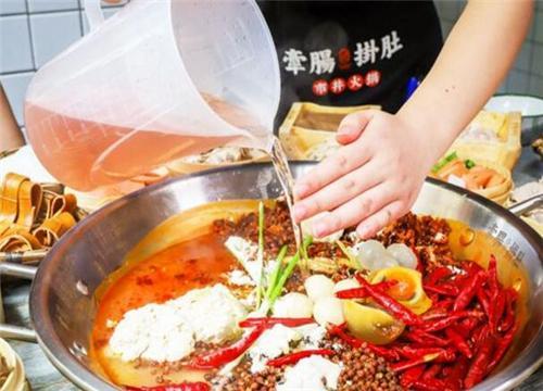 “星空真人集团官网”三联汽修学子“技工节”大显身手 高级汽修技工紧俏(图1) 星空真人集团官网